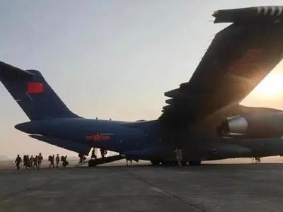 空军运-20抵达兰州，搭载人员、车辆、物资共计14吨前往救灾一线