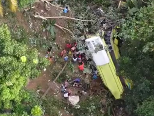 菲律宾一辆巴士坠入悬崖，已致25人死亡