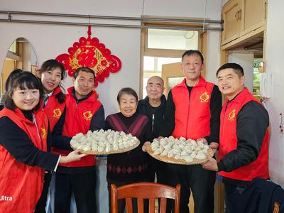 冬日街头，青岛好司机暖心善举传递城市文明，快看你认识他们吗？