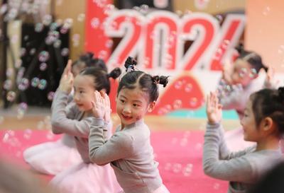 逐光而行，艺彩绽放！青岛育新小学举行校园艺术节活动