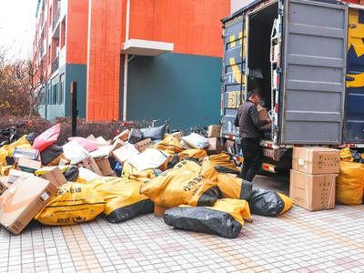 再创新高！我国快递年业务量首次突破1200亿件