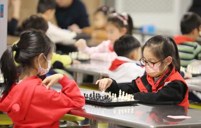 百余名小棋手同场竞技，富源路小学“校长杯”国际象棋比赛火热开赛