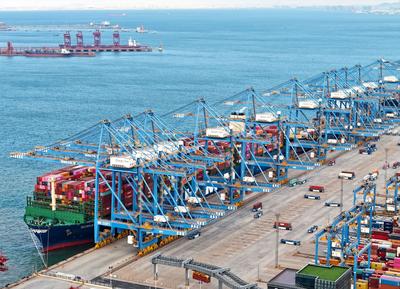 青岛港作为离境港实施启运港退税一周年，820余家企业获益