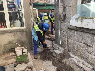 天寒地冻中居民水管冻住了，一个电话后他们上门了……