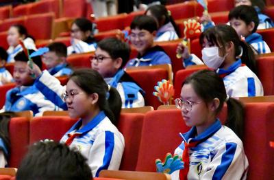 集卡、AI社交等成青少年精神寄托，专家：走出“小沉迷”，“理解”是钥匙