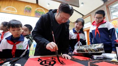 翰墨飘香迎新春！青岛重庆路第二小学开展“书法名家进校园”活动
