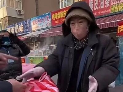 遭怒斥的“鱼片刺客”被永久拉黑，公安介入调查