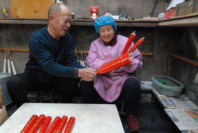 腊月里民俗俏！青岛这里手工制作烫金字大红蘸蜡烛，一天最多制作300对