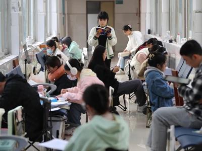 部分高校图书馆借阅断崖式下降，大学生不爱看书了？