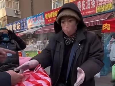 “你砸早市的碗，我砸你的锅！”——硬刚“鱼片刺客”的他，火了！