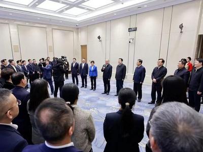 山东省领导看望省两会新闻工作者和工作人员