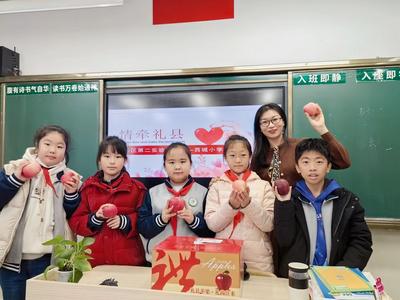 千里赠衣暖人心！崂山区第二实验小学牵手甘肃西城小学送温暖   