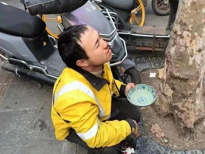 3年挣百万的小哥被同行打了？本人：假的，系此前上火流鼻血照片