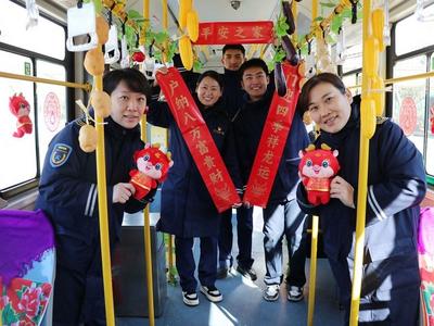 坐青岛公交感受“尔滨”风情，“东北大花”主题车上线啦