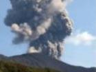 日本鹿儿岛县一座火山频繁喷发，烟柱高达700米
