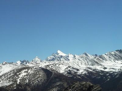 5名驴友违规攀登阿坝州雪宝顶，2人失联