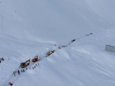 新疆阿勒泰暴雪致部分游客滞留，景区提供免费食宿