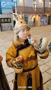 鄂伦春小虎品尝崂山白花蛇草水