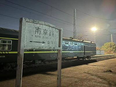 大学生夜游南京西站爬火车拍照被电击烧伤，同伴：跟着“网红打卡攻略”去的