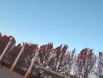 铁路附近做这种事，违法！