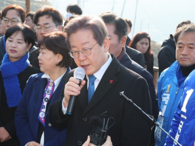 韩国最大在野党党首李在明出席活动时遇袭，其颈部受伤流血