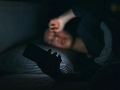 一直熬夜一直爽？“晚睡晚起”算熬夜吗？医生提醒
