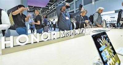 国产手机优势与差距在哪里？为何越来越贵？经济日报手机四问