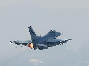 今年第二次发生事故！驻韩美军一架F-16战斗机飞行中两个油箱掉落