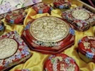 过度包装咋破：商品还没盒子重，两层铁盒里仅8小块糕点