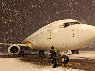 青岛机场启动雪天航班时刻动态调整机制，全力护航旅客春节回家路