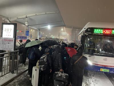 青岛城运雪夜增发铁路夜间接驳车19车次，运送旅客近700人次