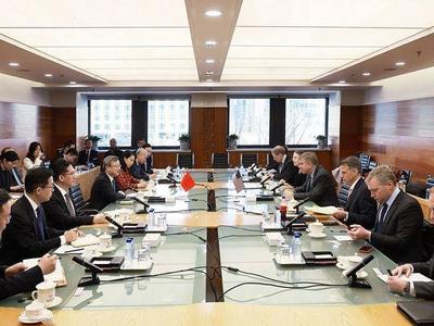 商务部副部长王受文与美国财政部副部长尚博举行会谈