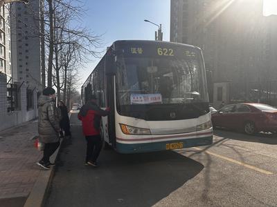 青岛这条公交线路优化站点获市民点赞：“又能在家门口坐车了！”