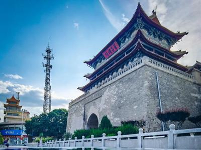 酒后持“加特林”朝重点文保单位威远楼燃放，两人被行拘