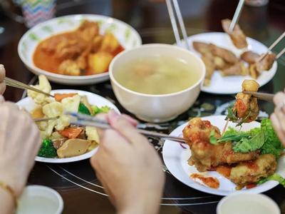 “宁剩荤，不剩素！”春节剩饭咋处理？转给家人→
