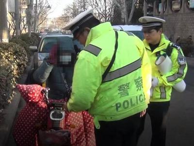 开学啦，你戴好安全头盔了吗？李沧交警提醒：正确佩戴头盔，上紧“安全弦”！