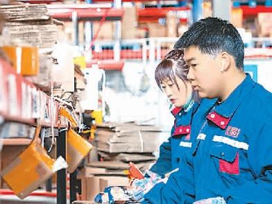 春节快递“不打烊”：囤年货可以继续“买买买”