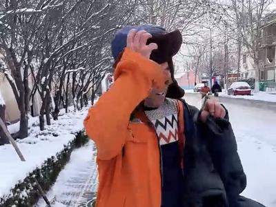 感动！这位青岛环卫工人凌晨4点半起清雪除冰，热得脱了外套…… 