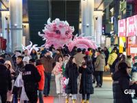 新春将至，青岛街头“龙”影随行氛围满满
