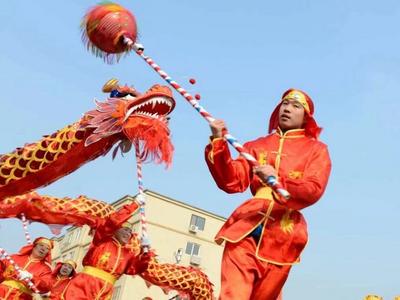 舞龙、高跷、滑雪、采摘、露营……过年来青岛这里体验民俗、田园、冬雪、美食