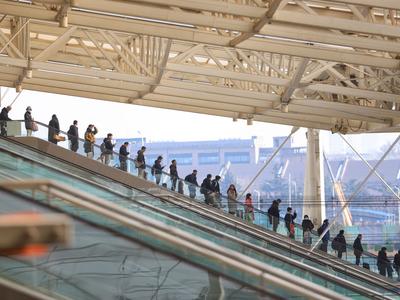 旅客“买短乘长”严重超员致列车报警晚点，是否需担责？