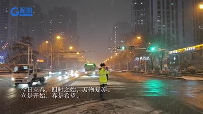 “荧光黄”雪中守护，情暖回家路