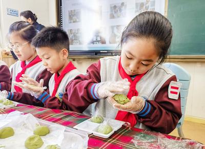 市南区举行“代表、委员进校园” 首批食堂管理观察团成员聘任仪式