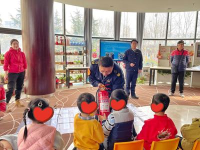 争做追“锋”少年！青岛：小手拉大手，一起学雷锋 