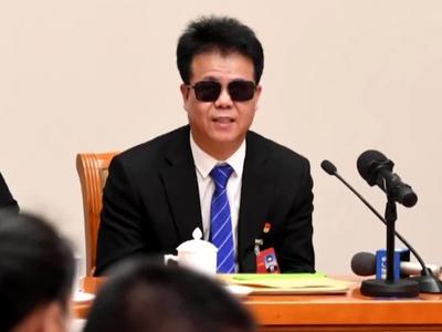 盲人王永澄代表：每一个代表的民主权利都能得到充分保障