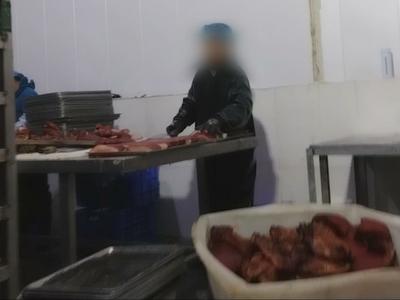 3·15晚会丨淋巴、腺体肉眼可见！这些梅菜扣肉，太“糟心”！生产场景触目惊心