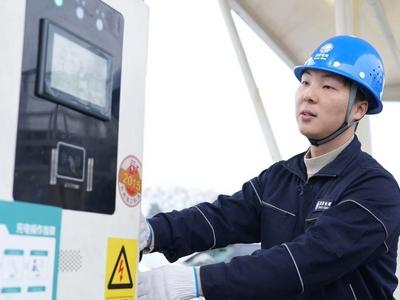 新能源车“找桩难”何时不再难？汽车“充电宝”来了