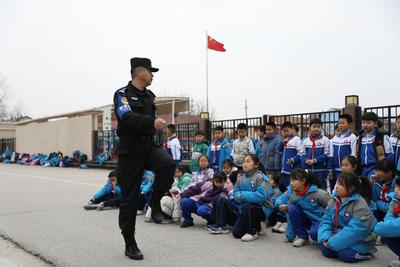 警官当教官，让小学生感受警营训练！莱西公安特勤队员进学校开展训练活动