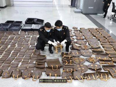 福州海关：1人在行李箱中带了316个LV包