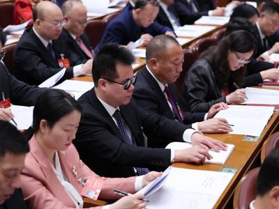 “看得见的幸福，摸得着的民主”——记盲文版政府工作报告首次亮相全国人大会议